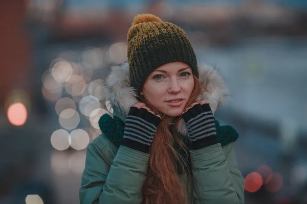 Piękny Zimowy Portret Młodej Kobiety Zimowej Zaśnieżonej Scenerii Piękna Rudowłosa — Zdjęcie stockowe