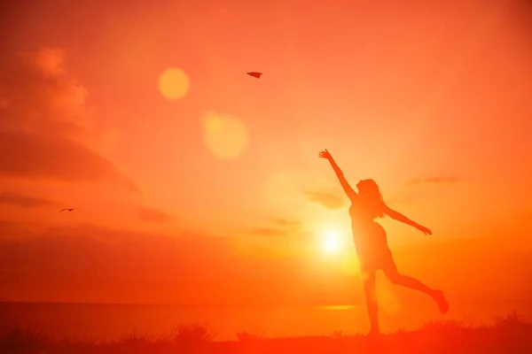 Hermosa Silueta Mujer Joven Lanzando Avión Papel — Foto de Stock