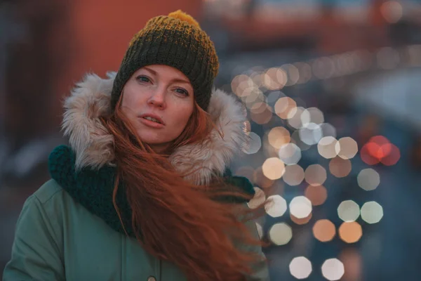 Piękny Zimowy Portret Młodej Kobiety Zimowej Zaśnieżonej Scenerii Piękna Rudowłosa Zdjęcie Stockowe