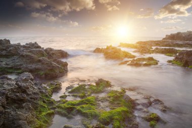 Kenarı deniz, Karadeniz, her gece ışık ve uzun pozlama güneş batıyor altında hareket, taş tuğla irradiates ve göl hareket ve köpük dalgalar kıyısında deniz suyu, taş