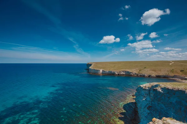 Seascape Gyönyörű Kilátás Nyílik Sziklaszirtek Tenger — Stock Fotó