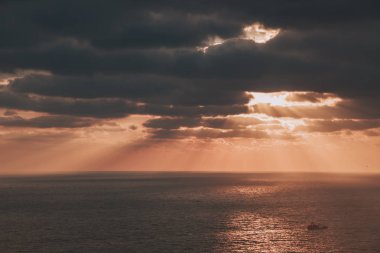 Denizin üzerindeki güzel gün batımının manzarası.