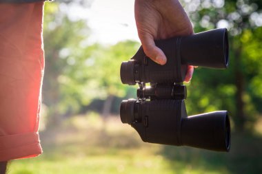 Dürbün ormandaki bakarak erkek uzun yürüyüşe çıkan kimse