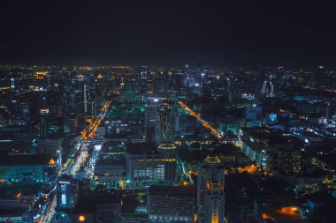 Bangkok Tayland - 2 Nisan 2017: Bai boyunduruğu 1ve 2 bangkok Tayland başkentinin merkezinde bina eskiden en yüksek. Gece ve şehir görüntüsü akşam