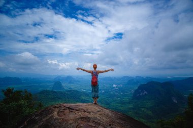 Kollarını ile mutlu hiker uzanmış, özgürlük ve mutluluk, başarı dağlarda. Tayland, View Point, doğa iz, sekme Kak asmak Nak Hill