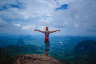 Kollarını ile mutlu hiker uzanmış, özgürlük ve mutluluk, başarı dağlarda. Tayland, View Point, doğa iz, sekme Kak asmak Nak Hill