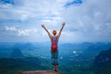 Kollarını ile mutlu hiker uzanmış, özgürlük ve mutluluk, başarı dağlarda. Tayland, View Point, doğa iz, sekme Kak asmak Nak Hill