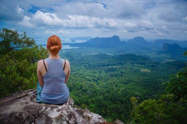 Kollarını ile mutlu hiker uzanmış, özgürlük ve mutluluk, başarı dağlarda. Tayland, View Point, doğa iz, sekme Kak