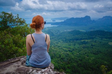 Kollarını ile mutlu hiker uzanmış, özgürlük ve mutluluk, başarı dağlarda. Tayland, View Point, doğa iz, sekme Kak