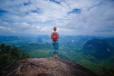 Kollarını ile mutlu hiker uzanmış, özgürlük ve mutluluk, başarı dağlarda. Tayland, View Point, doğa iz, sekme Kak