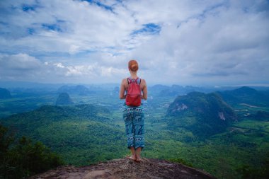 Kollarını ile mutlu hiker uzanmış, özgürlük ve mutluluk, başarı dağlarda. Tayland, View Point, doğa iz, sekme Kak
