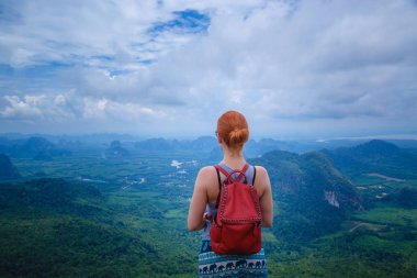 Kollarını ile mutlu hiker uzanmış, özgürlük ve mutluluk, başarı dağlarda. Tayland, View Point, doğa iz, sekme Kak