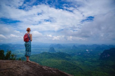 Kollarını ile mutlu hiker uzanmış, özgürlük ve mutluluk, başarı dağlarda. Tayland, View Point, doğa iz, sekme Kak