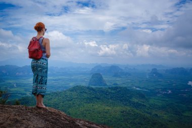 Kollarını ile mutlu hiker uzanmış, özgürlük ve mutluluk, başarı dağlarda. Tayland, View Point, doğa iz, sekme Kak