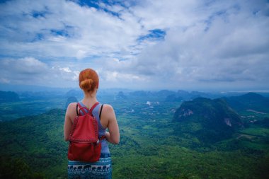 Kollarını ile mutlu hiker uzanmış, özgürlük ve mutluluk, başarı dağlarda. Tayland, View Point, doğa iz, sekme Kak