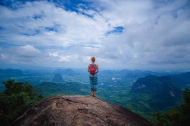 Kollarını ile mutlu hiker uzanmış, özgürlük ve mutluluk, başarı dağlarda. Tayland, View Point, doğa iz, sekme Kak