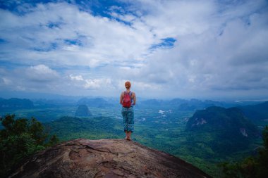Kollarını ile mutlu hiker uzanmış, özgürlük ve mutluluk, başarı dağlarda. Tayland, View Point, doğa iz, sekme Kak