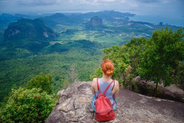 Kollarını ile mutlu hiker uzanmış, özgürlük ve mutluluk, başarı dağlarda. Tayland, View Point, doğa iz, sekme Kak