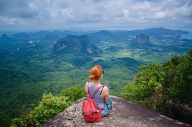 Kollarını ile mutlu hiker uzanmış, özgürlük ve mutluluk, başarı dağlarda. Tayland, View Point, doğa iz, sekme Kak