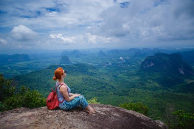 Kollarını ile mutlu hiker uzanmış, özgürlük ve mutluluk, başarı dağlarda. Tayland, View Point, doğa iz, sekme Kak