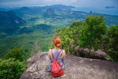 Kollarını ile mutlu hiker uzanmış, özgürlük ve mutluluk, başarı dağlarda. Tayland, View Point, doğa iz, sekme Kak