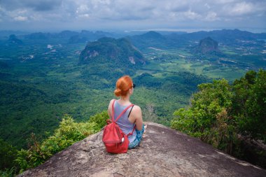 Kollarını ile mutlu hiker uzanmış, özgürlük ve mutluluk, başarı dağlarda. Tayland, View Point, doğa iz, sekme Kak