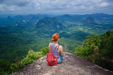 Kollarını ile mutlu hiker uzanmış, özgürlük ve mutluluk, başarı dağlarda. Tayland, View Point, doğa iz, sekme Kak