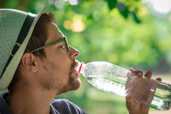 Uomo Sorridente Seduto Nella Foresta Guardare Telecamera Tizio Con Acqua — Foto Stock