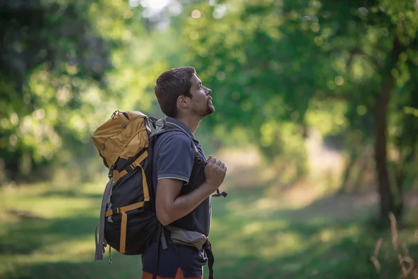 Jovem Homem Mochila Sorridente Natureza Floresta Verão Estudante Adulto Homem — Fotografia de Stock