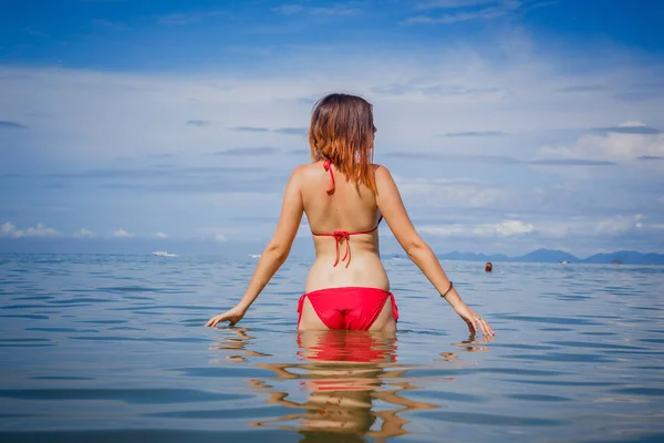 Piros Fürdőruha Pihentető Trópusi Tengerparton Portréja Nyaralás Paradicsomban Ocean Beach — Stock Fotó