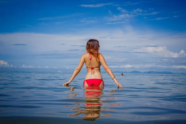 在热带海滩上穿着红色泳衣的女人的肖像 在天堂度假 海洋海滩放松 前往泰国 — 图库照片