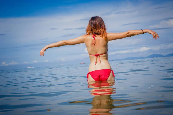 Retrato Mulher Fato Banho Vermelho Relaxante Praia Tropical Férias Paraíso — Fotografia de Stock