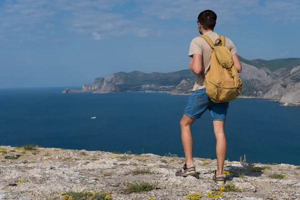 Adam Traveler Taş Arka Plan Özgürlük Yaşam Konsepti Üzerine Kıyı — Stok fotoğraf