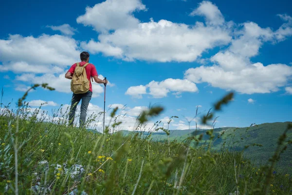 Jeune Homme Avec Sac Dos Debout Avec Les Mains Levées — Photo