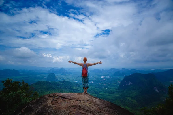 Kollarını Ile Mutlu Hiker Uzanmış Özgürlük Mutluluk Başarı Dağlarda Tayland — Stok fotoğraf