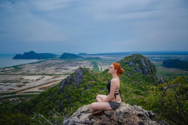 积极健康的生活方式观念 快乐的女性徒步旅行者坐在悬崖上放松姿势和感觉自由 考丁登景点 — 图库照片