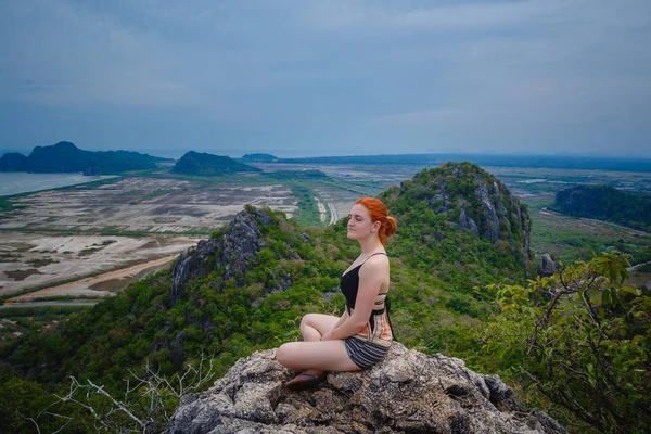 积极健康的生活方式观念 快乐的女性徒步旅行者坐在悬崖上放松姿势和感觉自由 考丁登景点 — 图库照片