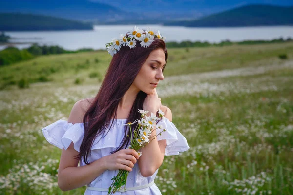 Beautiful Woman Enjoying Daisy Field Nice Female Lying Meadow Flowers — Stock Photo, Image