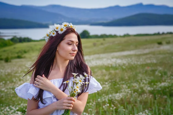 Beautiful Woman Enjoying Daisy Field Nice Female Lying Meadow Flowers — Stock Photo, Image