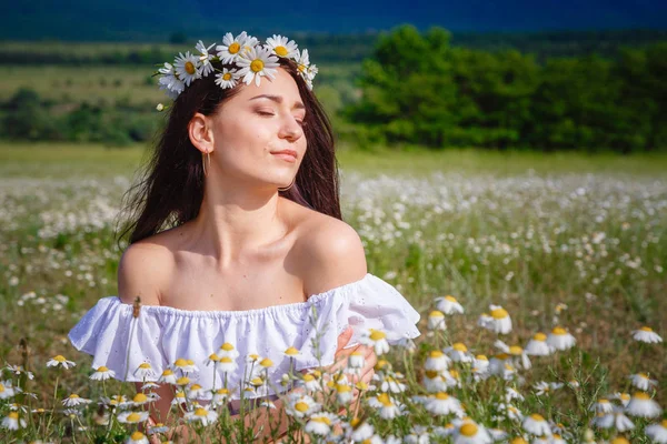 Belle Femme Appréciant Champ Marguerite Belle Femelle Couchée Dans Prairie — Photo