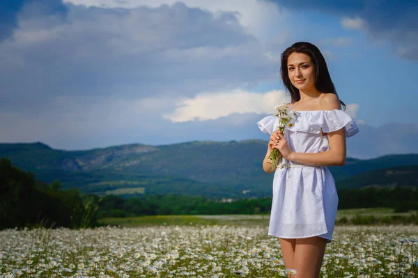 Beautiful Woman Enjoying Daisy Field Nice Female Lying Meadow Flowers — Stock Photo, Image