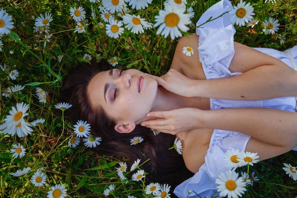 Beautiful Woman Enjoying Daisy Field Nice Female Lying Meadow Flowers — Stock Photo, Image