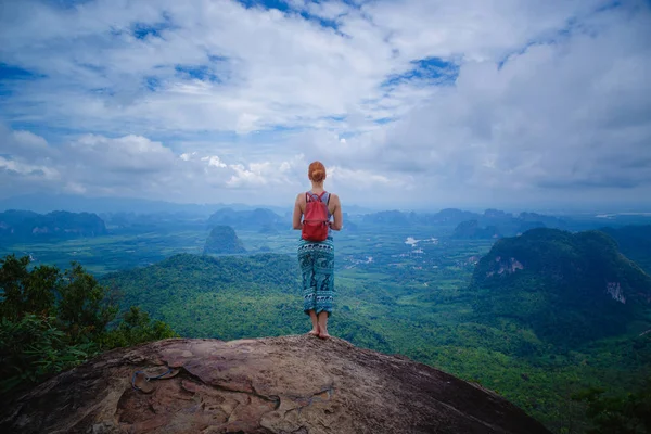 Kollarını ile mutlu hiker uzanmış, özgürlük ve mutluluk, başarı dağlarda. Tayland, View Point, doğa iz, sekme Kak