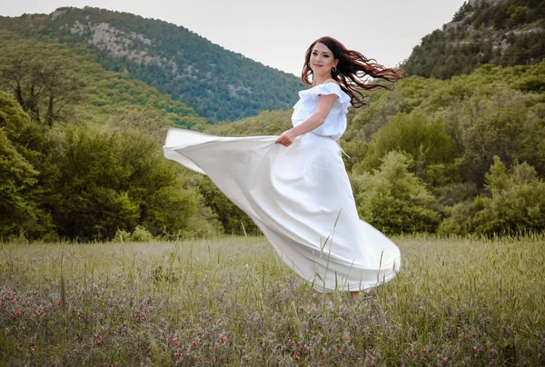 Schöne Frau Genießt Gänseblümchenfeld Schönes Weibchen Legt Sich Blumenwiese Hübsches — Stockfoto