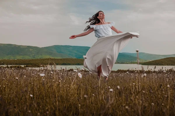 Bella Donna Godendo Campo Margherita Bella Femmina Sdraiata Nel Prato — Foto Stock