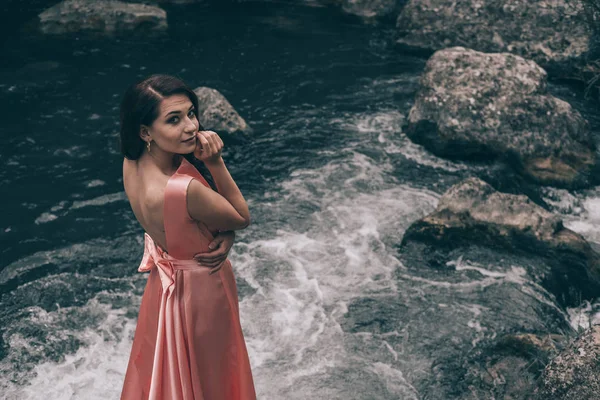 Mujer Joven Precioso Vestido Rosa Con Ondulante Tela Voladora Mujer —  Fotos de Stock