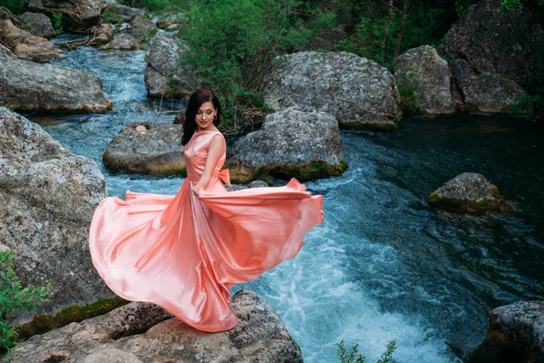 Giovane Donna Splendido Abito Rosa Con Tessuto Ondulante Volante Moda — Foto Stock