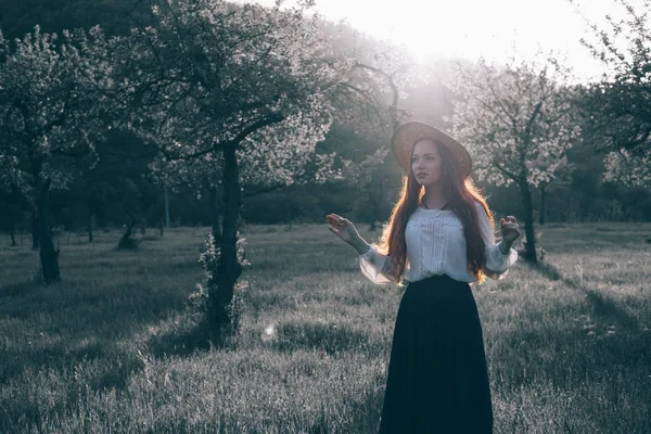 Šťastné Smějící Dívka Drží Sláma Procházky Parku Zelené Letní — Stock fotografie