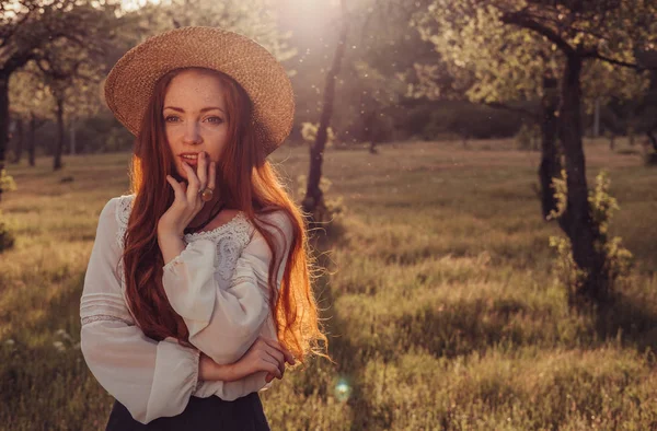 Menina Rindo Feliz Segurando Palha Andando Parque Verão Verde — Fotografia de Stock