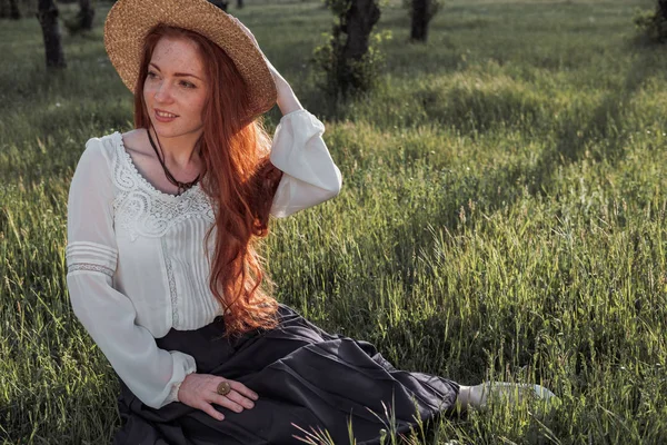 Menina Rindo Feliz Segurando Palha Andando Parque Verão Verde — Fotografia de Stock